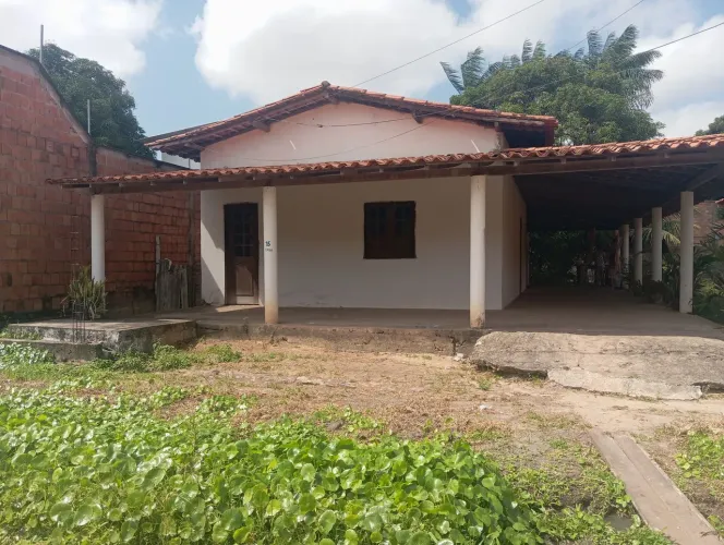 Casa Aconchegante com Varanda Espaçosa e Quintal Arborizado à Venda