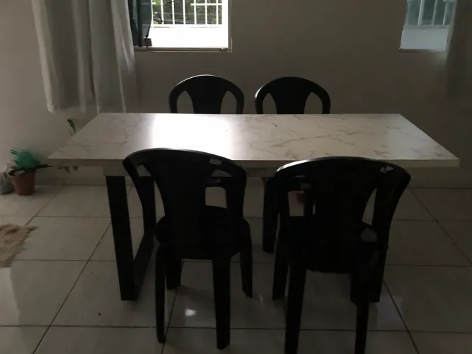 Vende-se mesa de madeira com 4 cadeiras