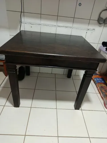 Mesa para sala em madeira de lei não acompanha cadeiras
