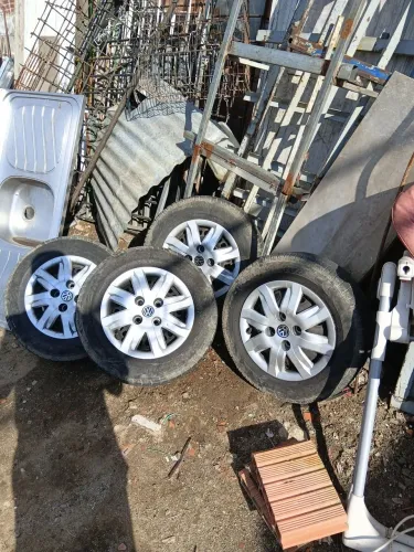 pneu e calotas semi novo aro 13