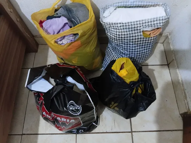 Sacola com roupas, sapatos e brinquedos 