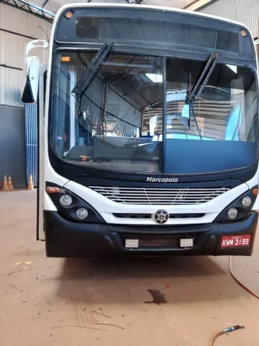 Ônibus Marcopolo branco, em perfeito estado com tudo funcionando.