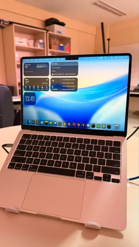 MacBook Air M4, 256 GB, 16 RAM, 13 polegadas.