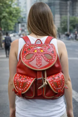 Mochila Premium em Couro Legítimo com Aplicação Decorativa