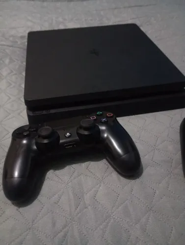 PS4 slim com dois controles