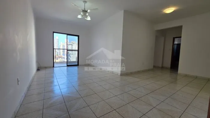 Apartamento SUPER PREÇO na Vila Tupi, 3 dormitórios, sacada, piscina, confira em Praia Gra