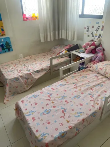 2 camas Montessoriano com colchões e criado mudo com gaveta