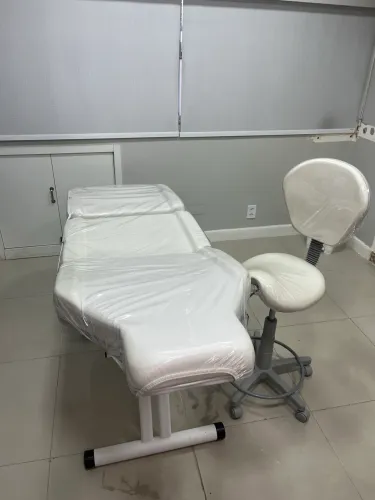 Maca para estética com cadeira e escada - novíssima