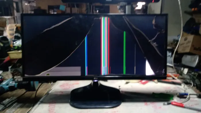 Monitor gamer LG 25UM58 - P com tela quebrada