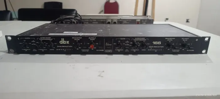 Compressor/Limiter/Gate dbx 166
