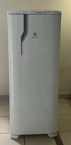 Geladeira/Refrigerador Electrolux 240 Litros