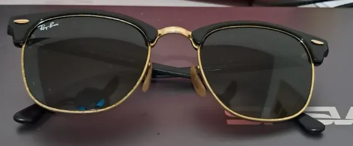 Os óculos de sol RB4418D da Ray-Ban