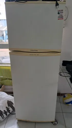 Geladeira electrolux 220v