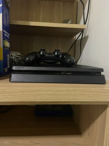 Ps4 slim 1TB 4 jogos + controle