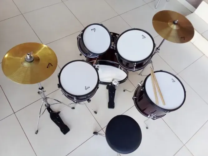 A Bateria Acústica Infantil New York Junior 2T Vinho