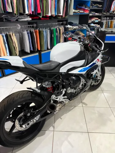 Moto muito nova e sem detalhes.