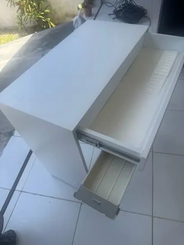 Mesinha de escritório com gavetas