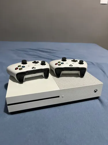 Xbox One, 1tb armazenamento, vem com 2 controles