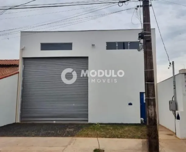 Galpão comercial disponível para locação no bairro Segismundo Pereira.