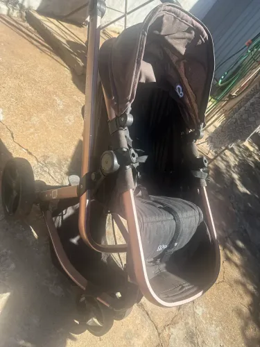 Carrinho de bebê e bebê conforto