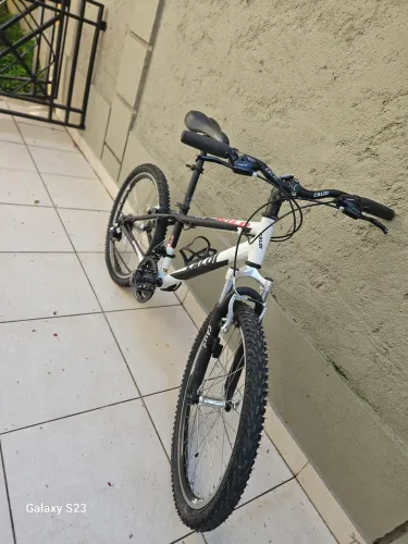 Bicicleta Mountain bike Caloi wild Aro 24 8v suspensão  