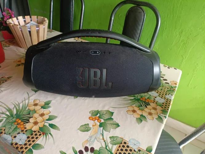 Vende se essa caixa JBL conservando pouco tempo de uso 