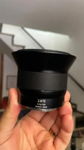 Lente ZEISS TOUIT 12MM 2.8 para sony emount aps-c