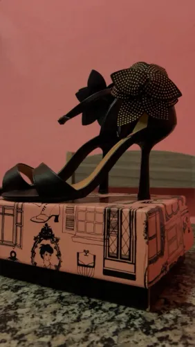 Sandália preta salto 4 cm com detalhe de flor - Tam. 37