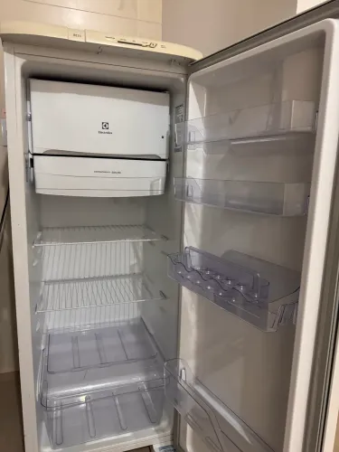 Geladeira Electrolux 240L - Degelo Prático