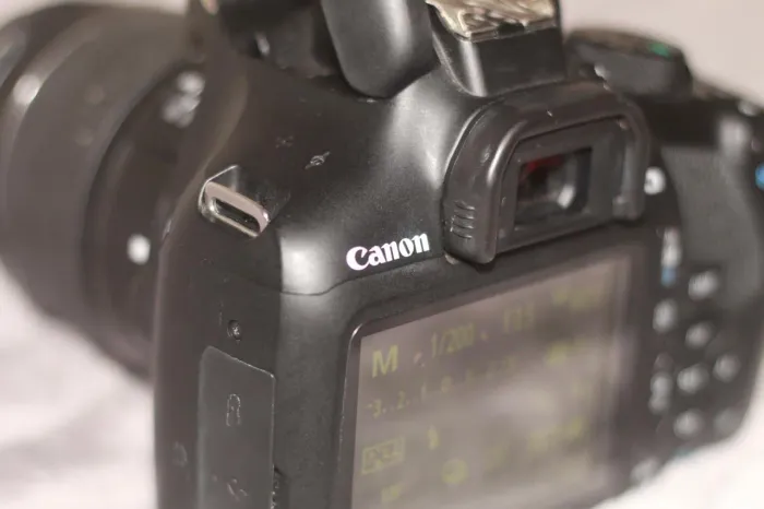 Canon EOS Rebel T6 + lente 18-55mm + kit