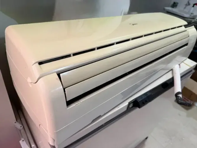 Ar condicionado Midea 28 mil BTUS Quente e Frio.