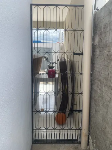 Portão gradeado de ferro