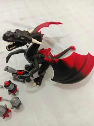 Playmobil Mega Dragão Negro e Caçadores de Dragão 