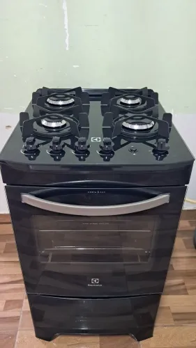 Fogão  Electrolux 4 bocas acendimento automático mesa de vidro semi-novo((Entrego))