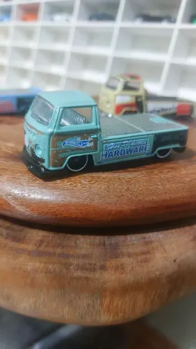 Hot Wheels Volkswagen T2 Pickup com decoração temática