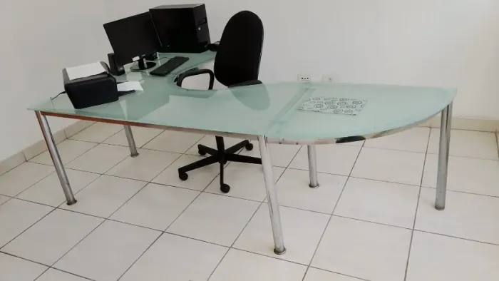 Mesa de escritório em vidro e aço inox