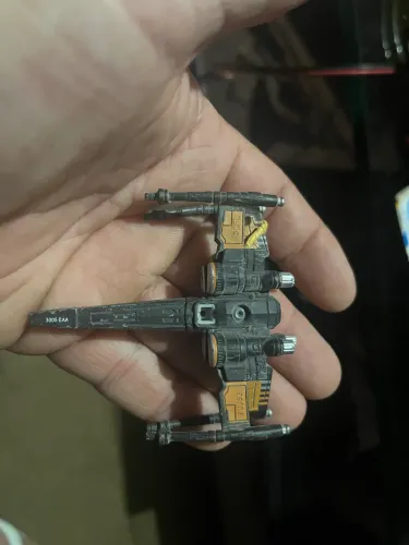 miniatura da nave X-Wing T-70 de Poe Dameron