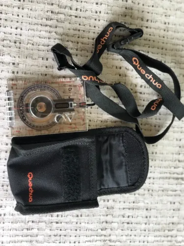 Bússola Quechua com estojo e alça - ideal para trilhas e navegação