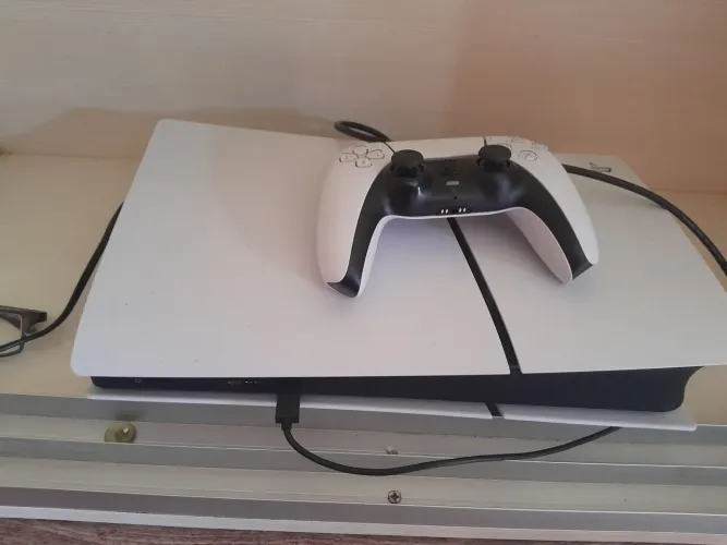 Estou vendendo ps5 com 3 meses de uso .esta novo caixa e todos acessórios mais dois jogos