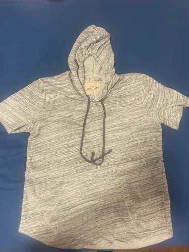 Blusa de manga curta e capuz de algodão cinza