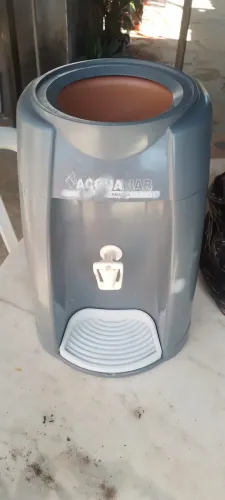 Suporte/dispenser de água Acquamar Amazon na cor cinza.
