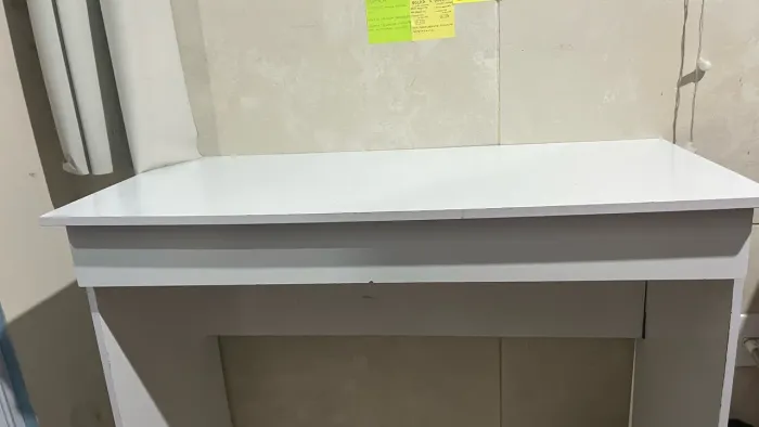 Escrivaninha branca com gaveta espaçosa