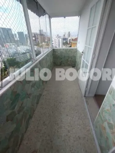 Excelente apartamento / Santa Teresa / Reformado / Suíte / Varanda / Vista livre