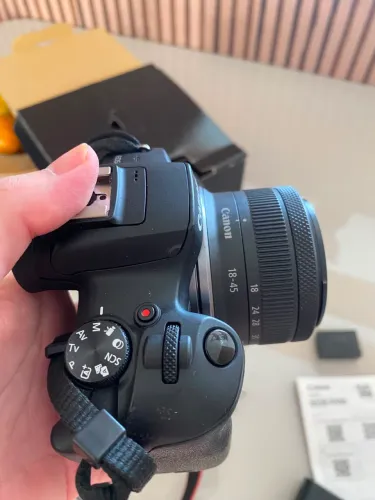 Canon EOS R100