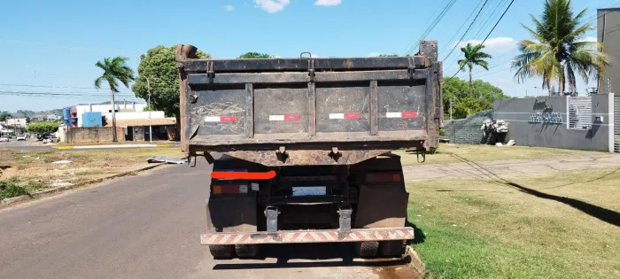 Caminhão caçamba