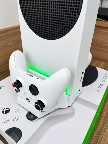 Xbox Series S + Base Carregadora + 2 Controles - Vendo Troco - Com Garantia