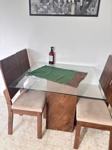 Mesa de vidro com 4 cadeiras