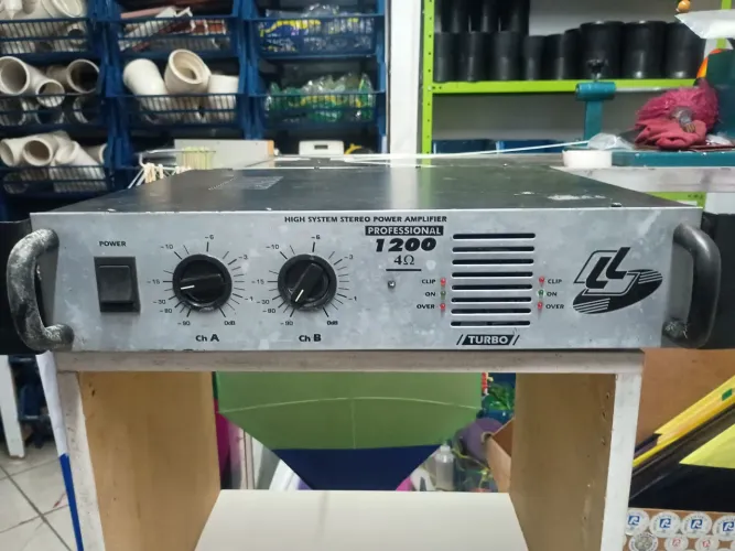 Amplificador de potência profissional 1200. Produto em perfeito estado de conservação. Top
