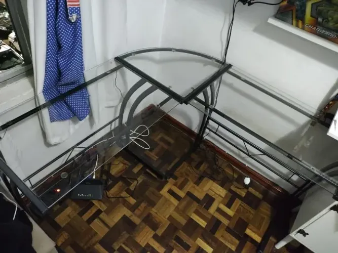 Mesa de canto com tampo de vidro para notebook ou computador
