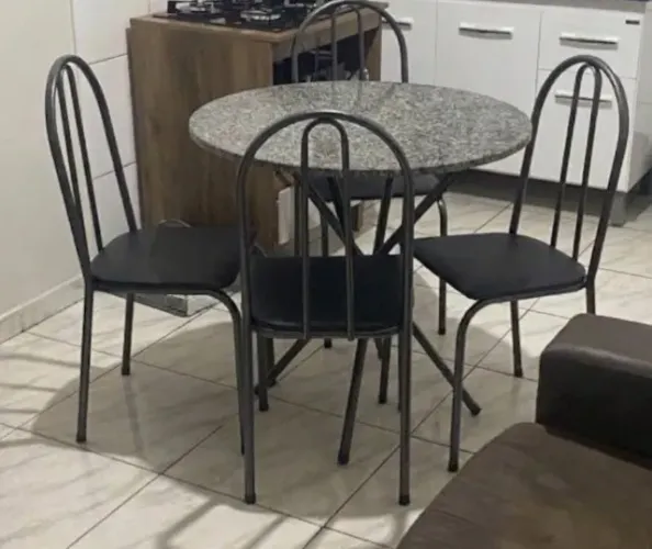 jogo de mesa redonda com 4 cadeiras